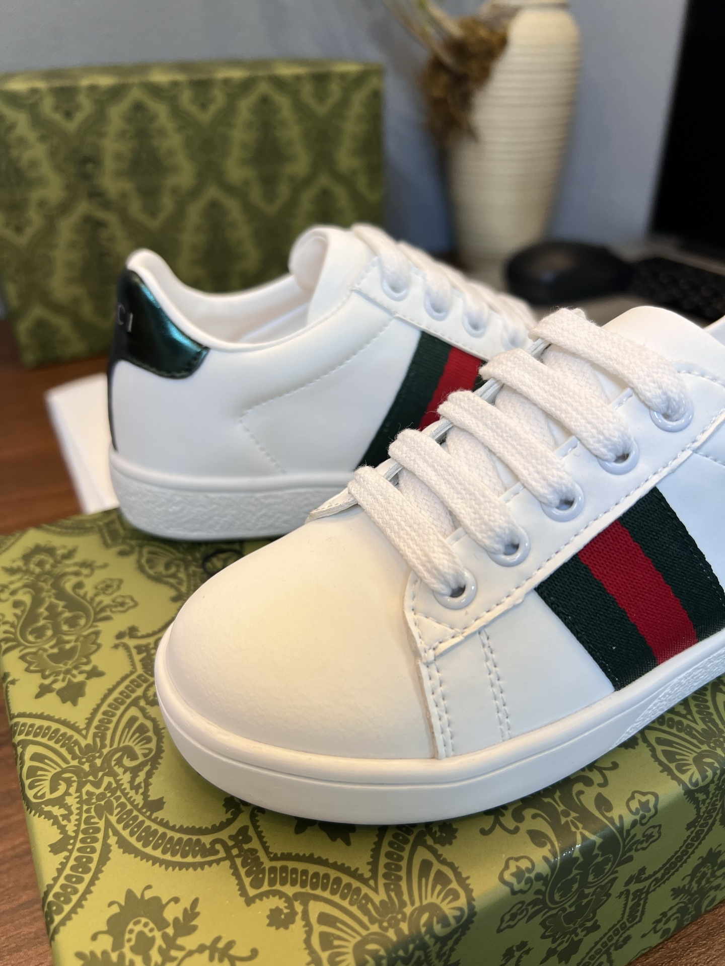 Children's shoes child